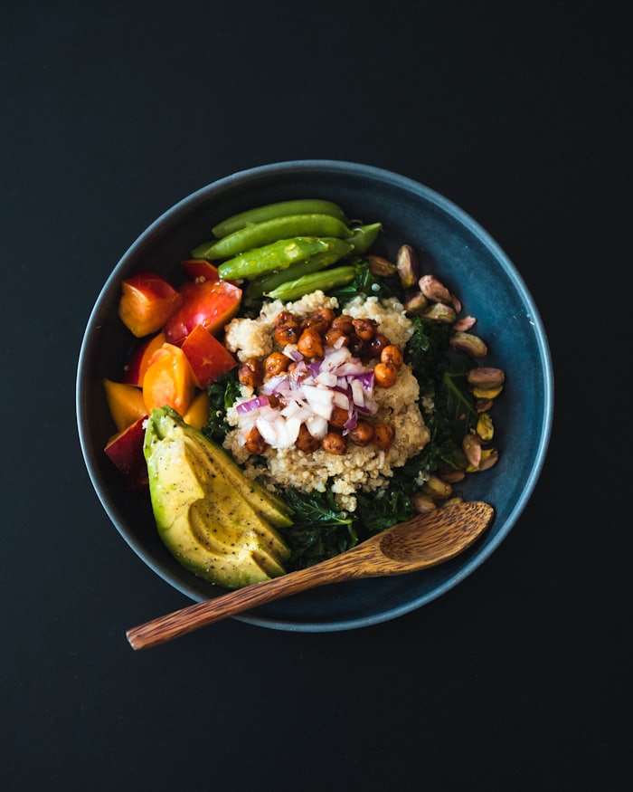 Bowl de céréales complètes, légumineuses et légumes de saison