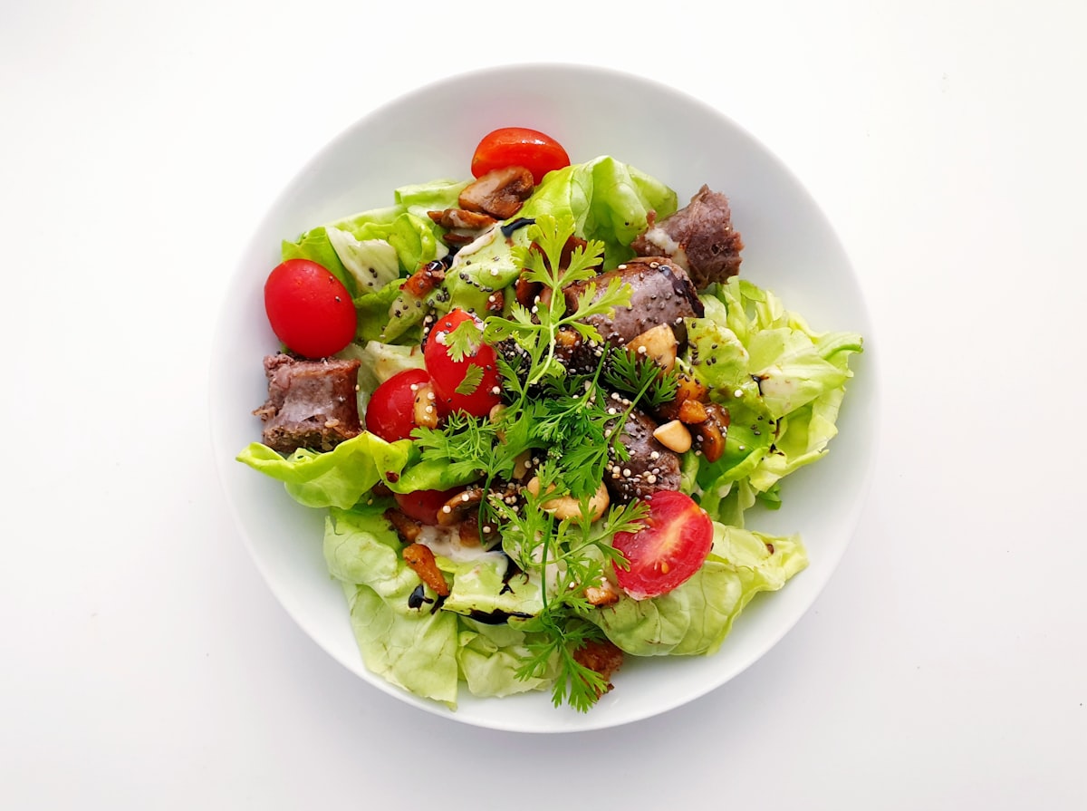 Salade complète lentilles corail, riz complet, légumes rôtis et feta